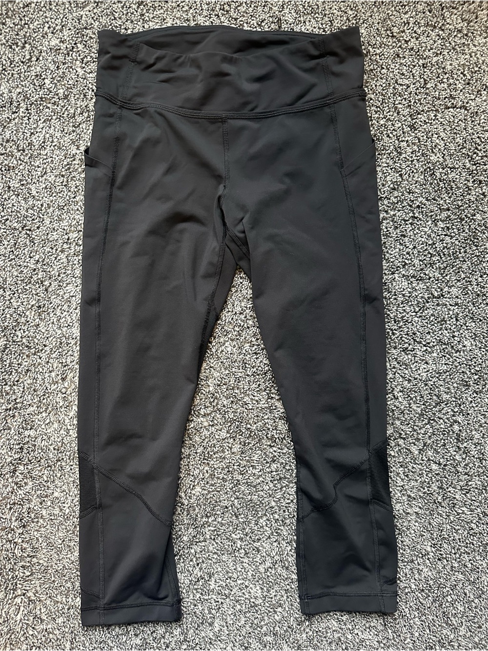 Lululemon Capri Leggings with Pockets Size 6.